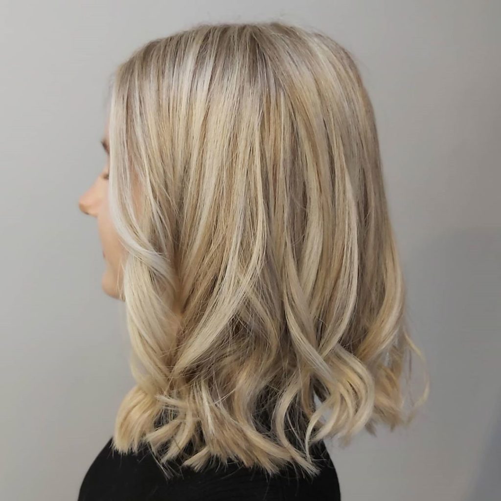 Frisuren mittellang: Frau mit Longbob in Blond