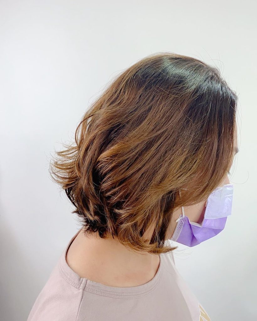 Frisuren mittelang: Frau mit gestuftem, schulterlangem Haar