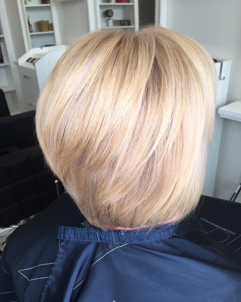 Frisuren mittellang: Frau mit halblangem Bob in Blond