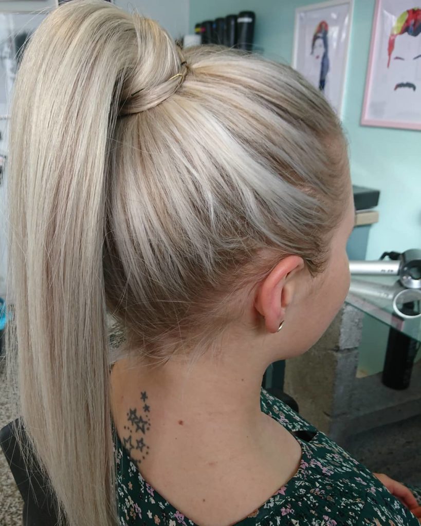 Frisuren mittellang: Frau mit blonden Haaren und Pferdeschwanz
