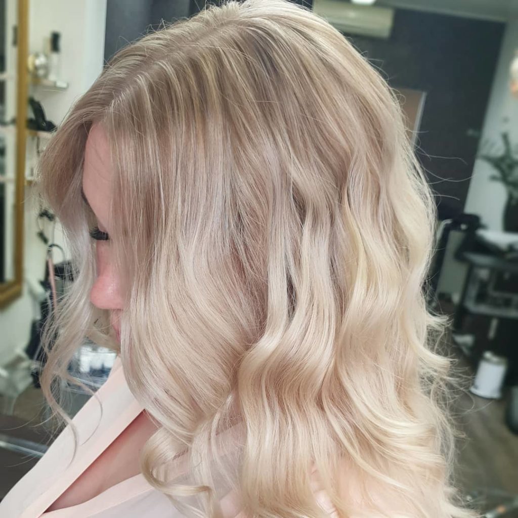 Frisuren mittellang: Blondes welli9ges Haar