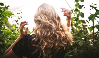 Professionelle Haarpflege: Frau fährt sich durch die Haare