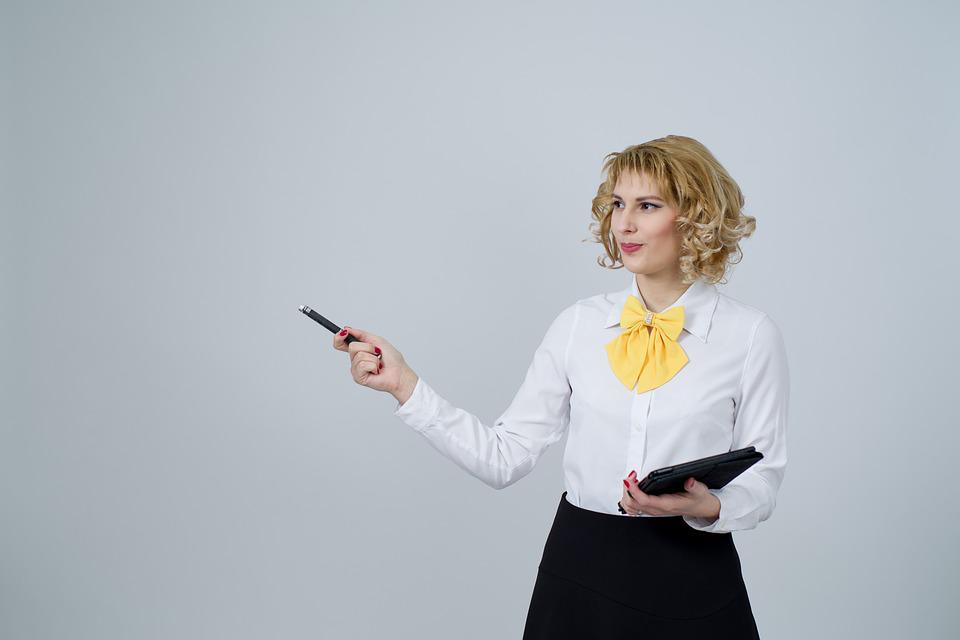 Business-Dresscode: Frau in weißer Bluse und Tablet