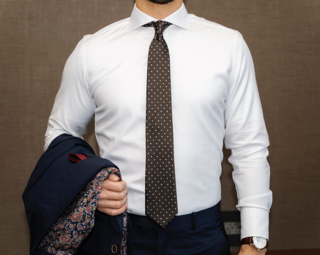 Mode: Mann in Krawatte und Hemd